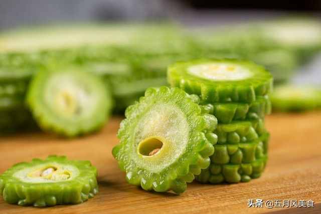 它小名叫花姑娘，菜籃子里的君子菜，入夏常吃苦瓜消暑又下火