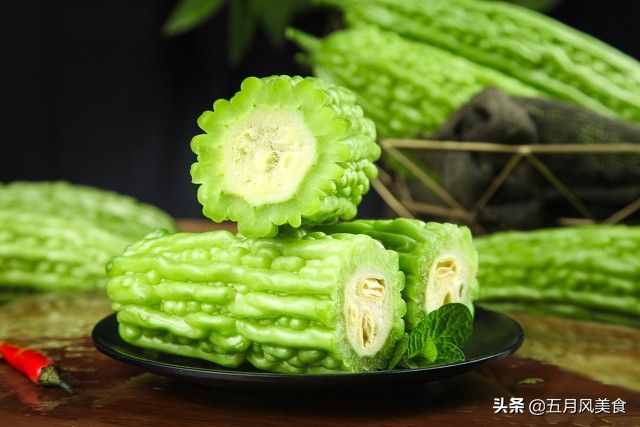它小名叫花姑娘，菜籃子里的君子菜，入夏常吃苦瓜消暑又下火