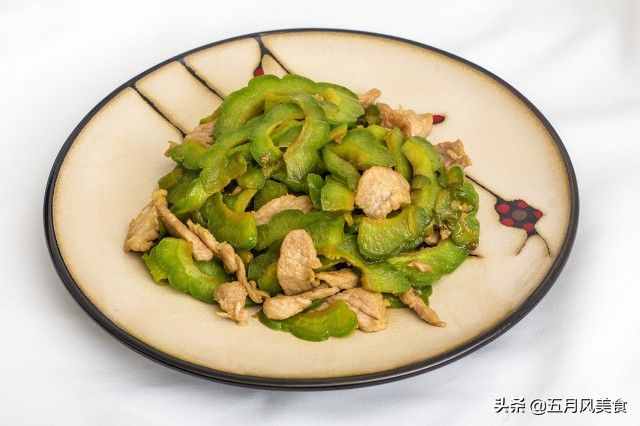 它小名叫花姑娘，菜籃子里的君子菜，入夏常吃苦瓜消暑又下火