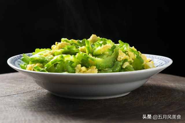 它小名叫花姑娘，菜籃子里的君子菜，入夏常吃苦瓜消暑又下火