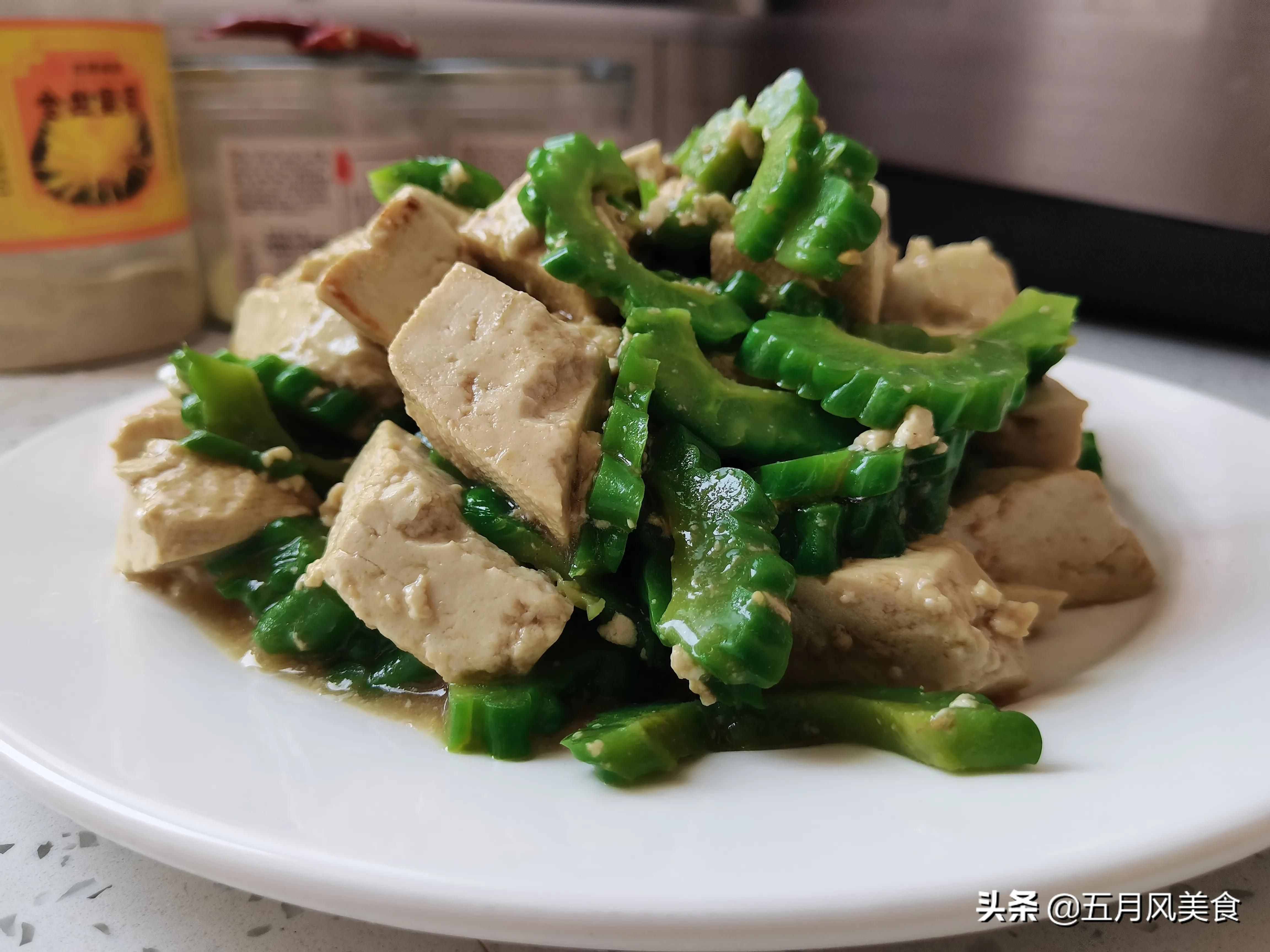 它小名叫花姑娘，菜籃子里的君子菜，入夏常吃苦瓜消暑又下火