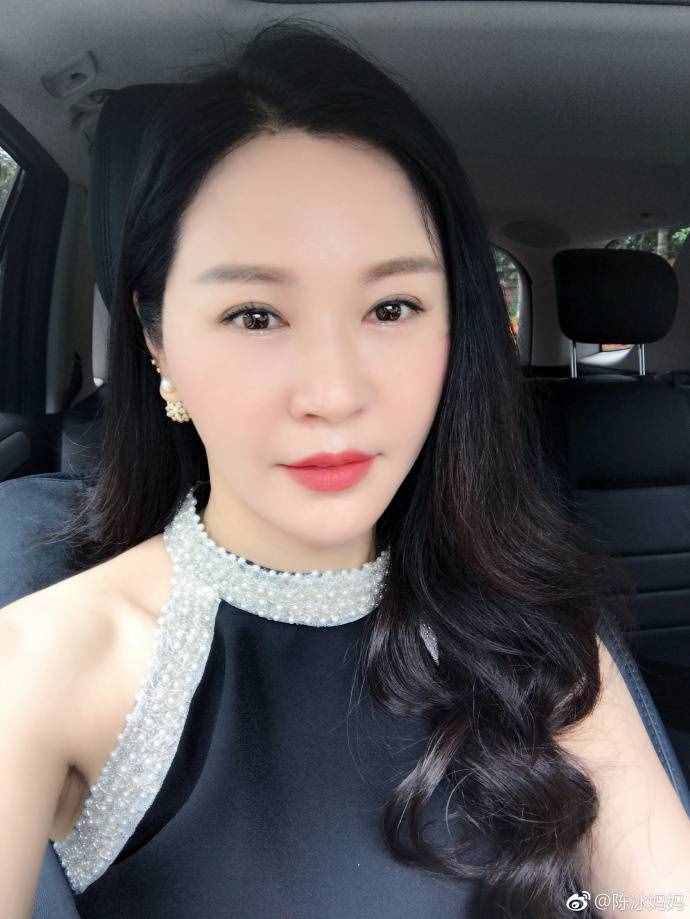 陳冰媽媽50歲近照太年輕，身價30億丈夫?qū)Ｇ?，好命女人太幸? class=