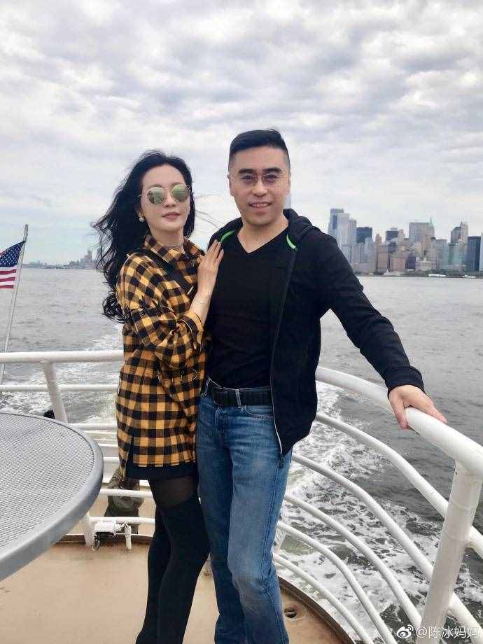 陳冰媽媽50歲近照太年輕，身價30億丈夫?qū)Ｇ?，好命女人太幸? class=