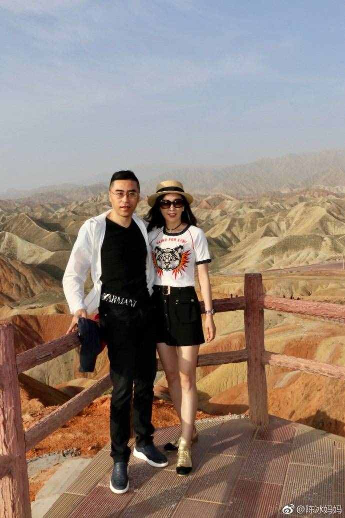 陳冰媽媽50歲近照太年輕，身價30億丈夫?qū)Ｇ?，好命女人太幸? class=