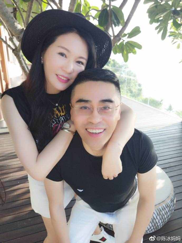 陳冰媽媽50歲近照太年輕，身價30億丈夫?qū)Ｇ?，好命女人太幸? class=