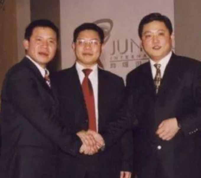 白手起家的浙江首富王均瑤，38歲患癌離世，17歲兒子繼承億萬家產(chǎn)