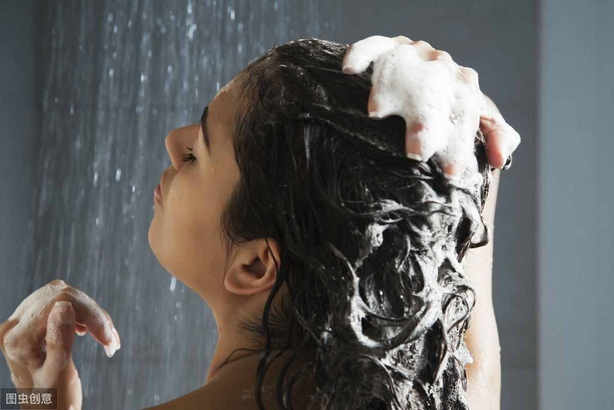 “洗發(fā)水”英文叫“shampoo香波”，那“沐浴露”用英語怎么說？