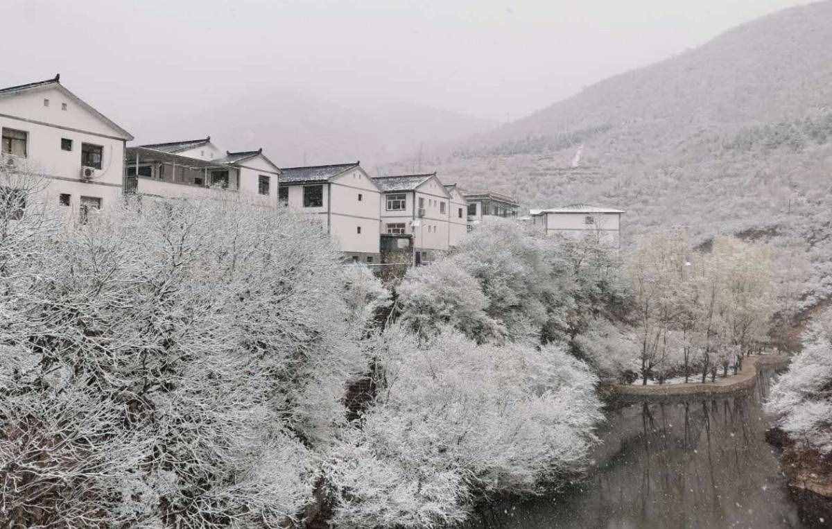 “首都屋脊”迎春雪，門頭溝這個村有如仙境