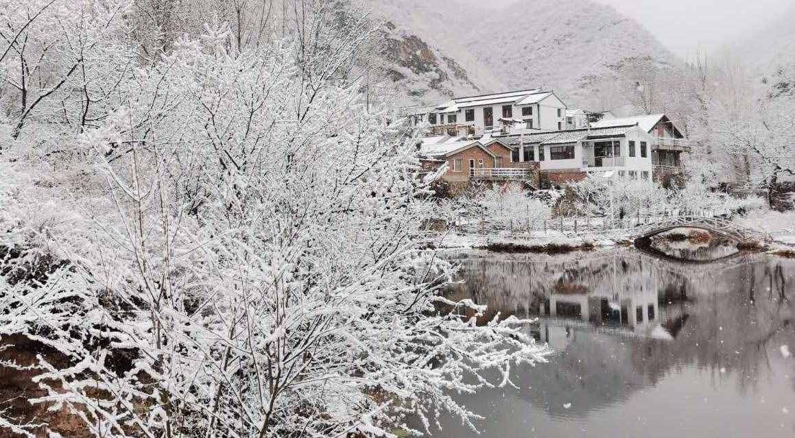 “首都屋脊”迎春雪，門頭溝這個村有如仙境