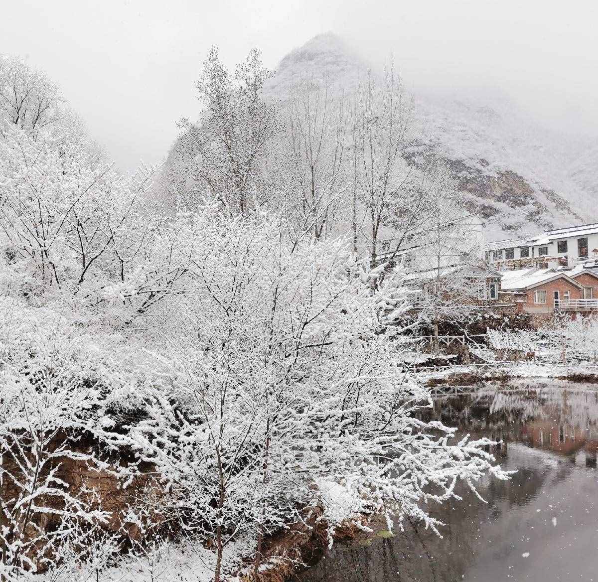 “首都屋脊”迎春雪，門頭溝這個村有如仙境