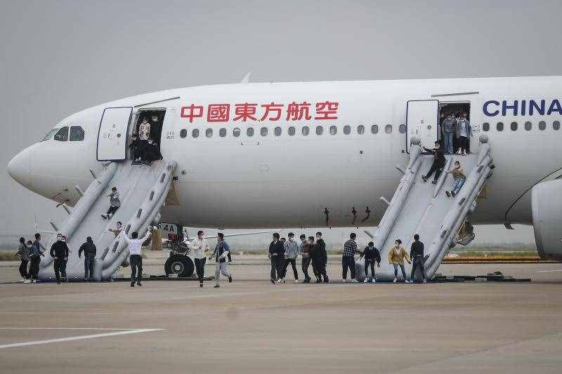 浦東機(jī)場(chǎng)接匿電稱機(jī)上有炸彈，飛機(jī)偏出跑道折斷起火，民航舉行最大規(guī)模演練