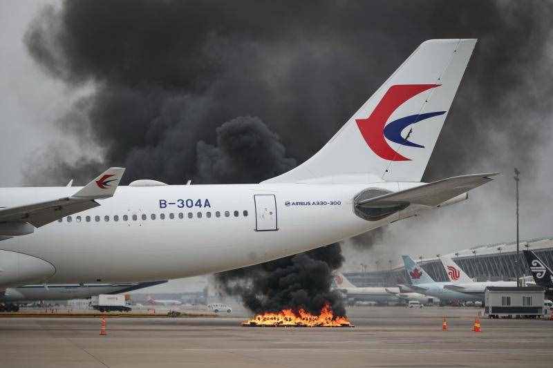 浦東機場接匿電稱機上有炸彈，飛機偏出跑道折斷起火，民航舉行最大規(guī)模演練