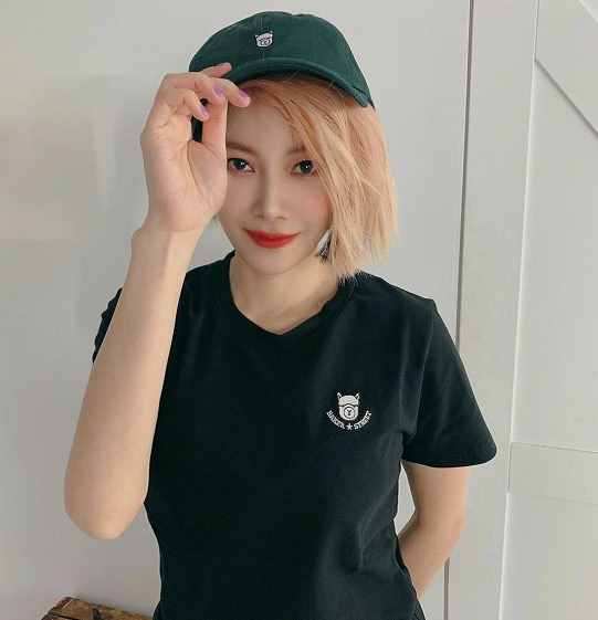 羅志祥前女友真有味道，T恤配碎花裙露美腿，這傲人身材哪像43歲