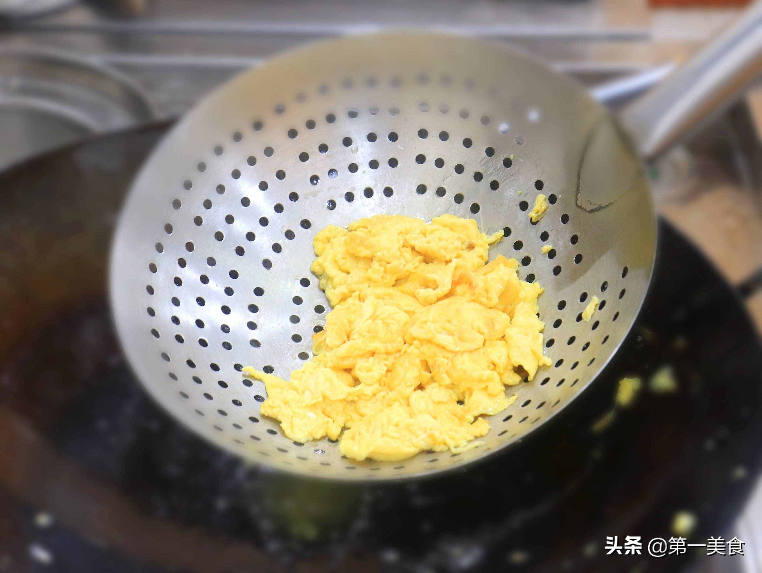 大廚教你西紅柿炒雞蛋的經(jīng)典做法，雞蛋鮮嫩不老，最大眾的家常菜
