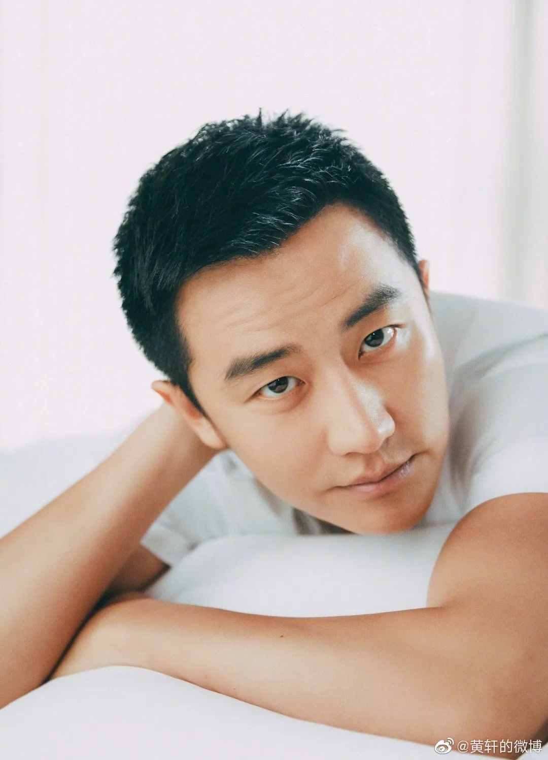 翻看了5位明星相冊(cè)，我總結(jié)了這10個(gè)男生拍照擺姿技巧