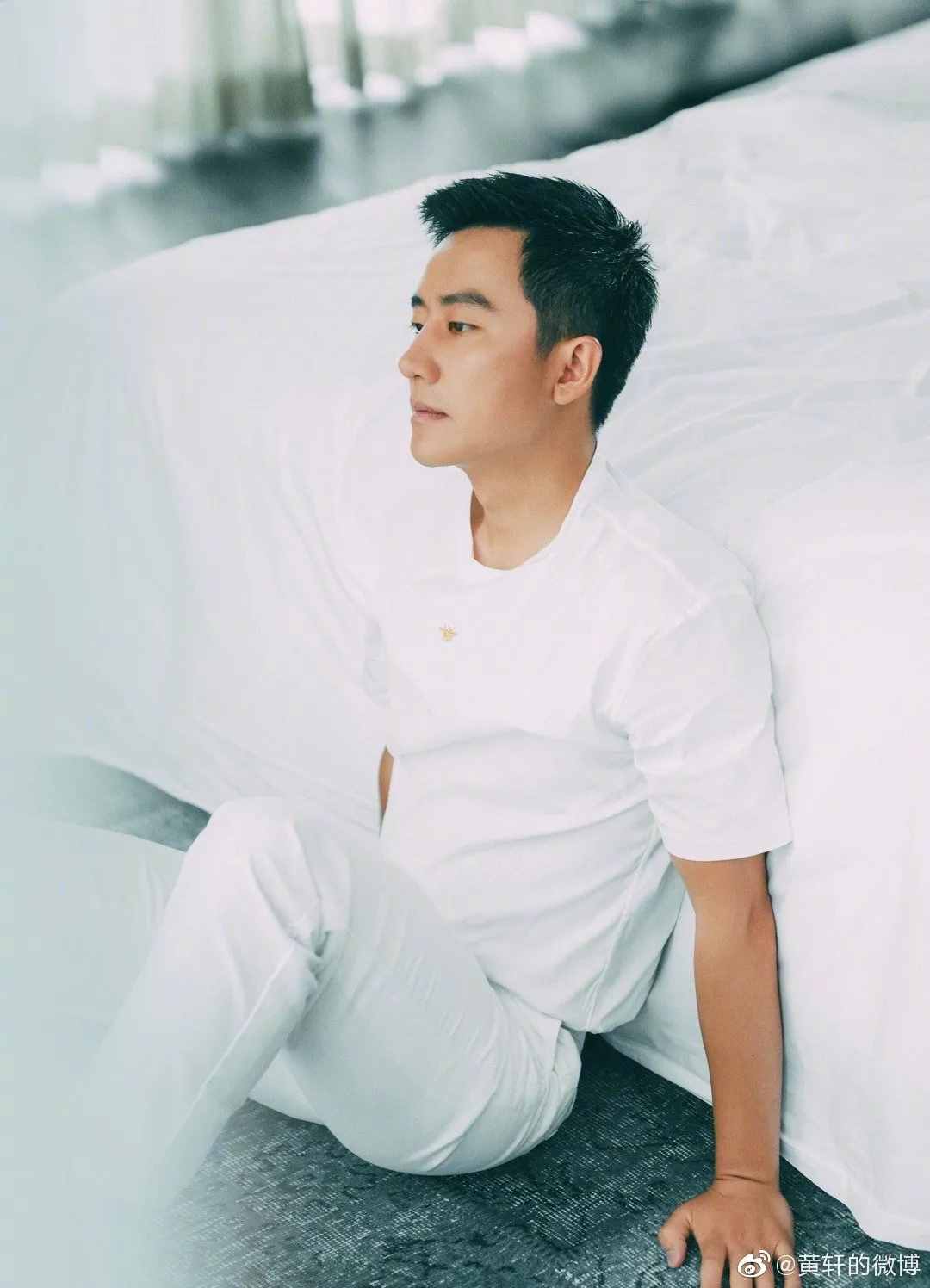 翻看了5位明星相冊(cè)，我總結(jié)了這10個(gè)男生拍照擺姿技巧