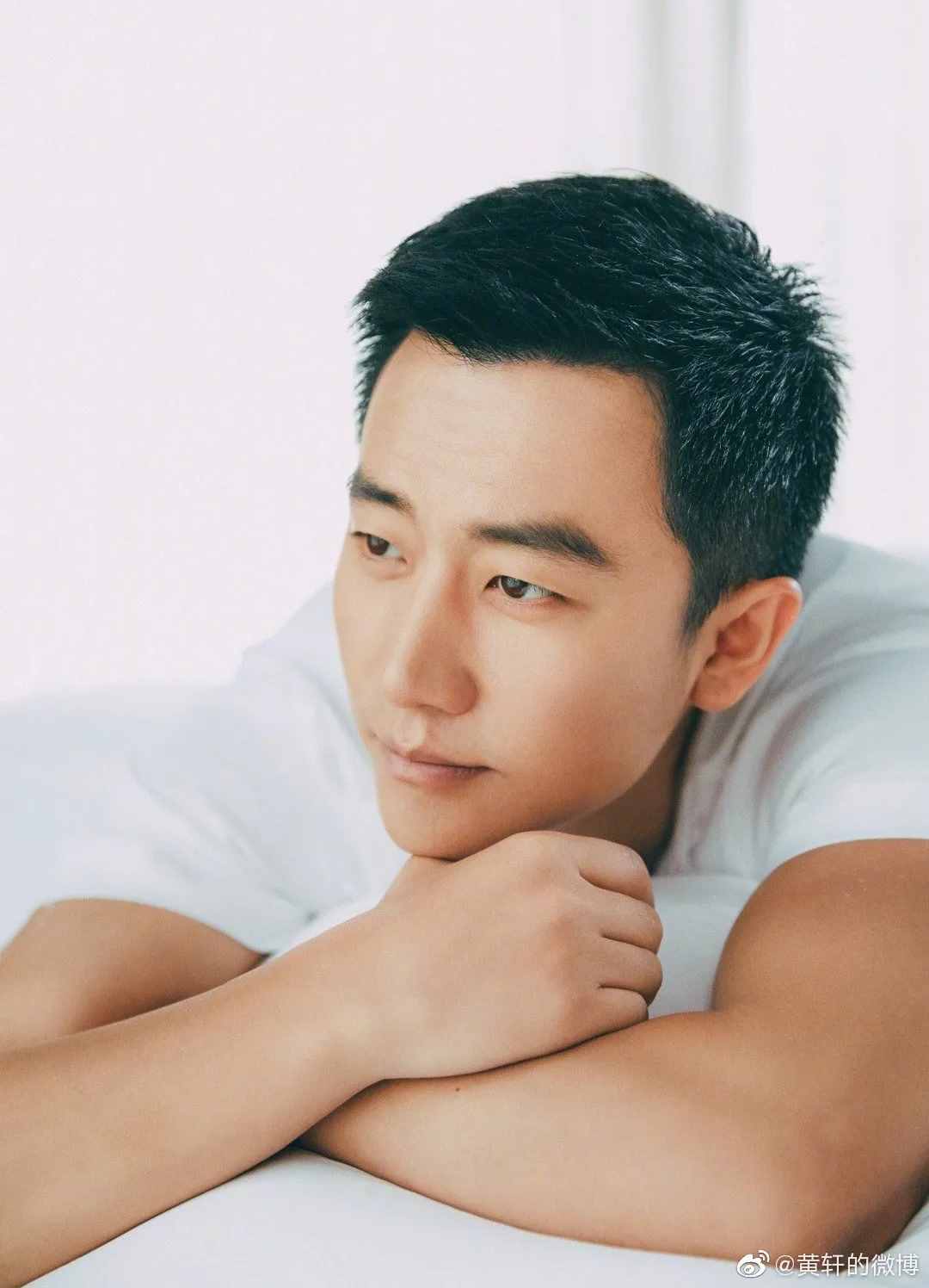 翻看了5位明星相冊(cè)，我總結(jié)了這10個(gè)男生拍照擺姿技巧