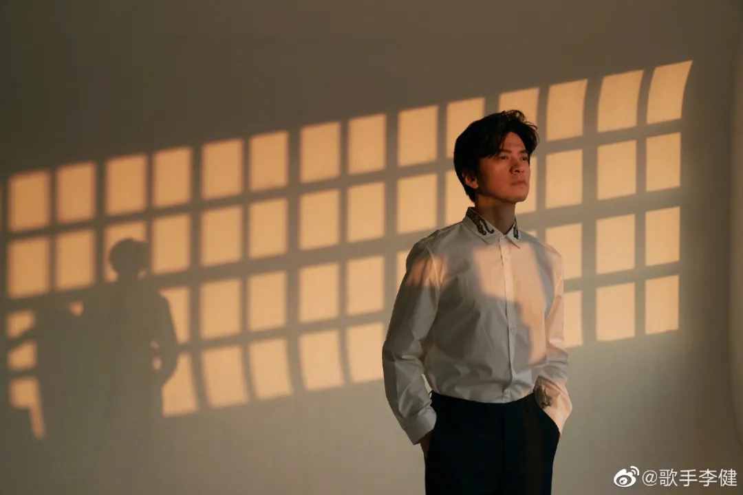 翻看了5位明星相冊(cè)，我總結(jié)了這10個(gè)男生拍照擺姿技巧
