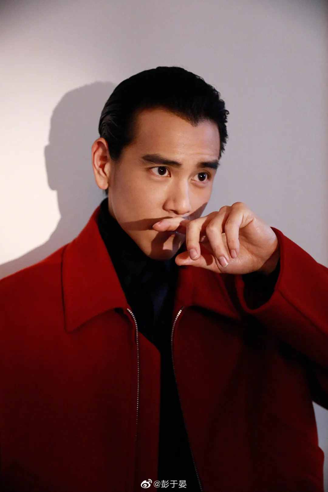 翻看了5位明星相冊(cè)，我總結(jié)了這10個(gè)男生拍照擺姿技巧