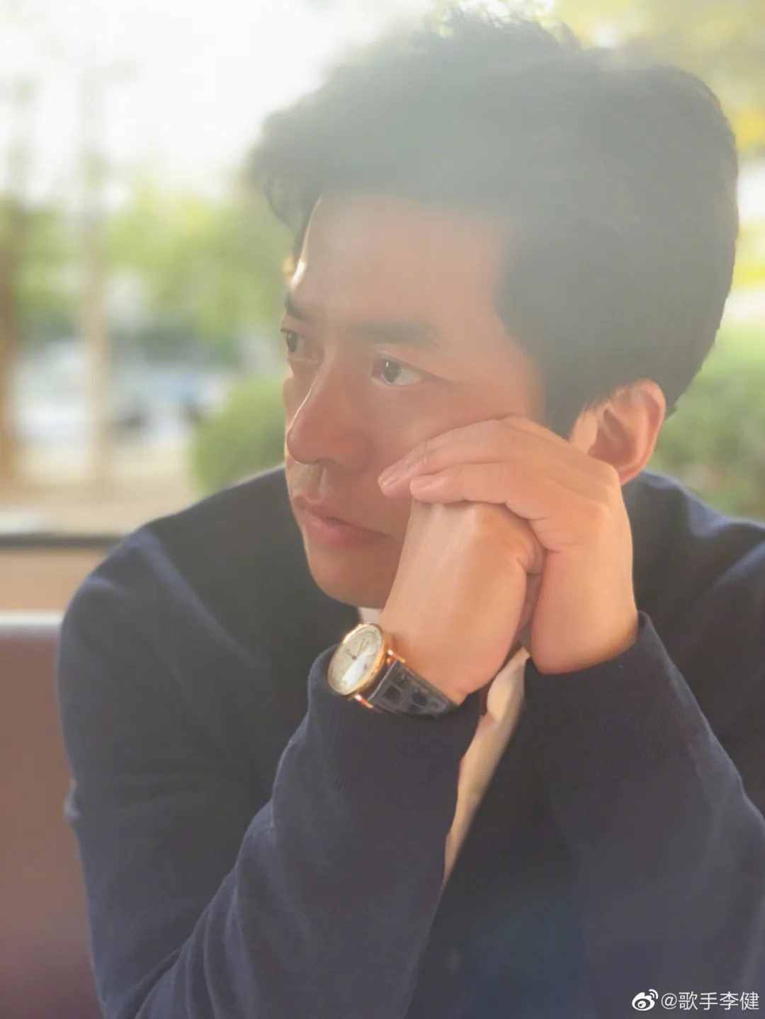 翻看了5位明星相冊(cè)，我總結(jié)了這10個(gè)男生拍照擺姿技巧