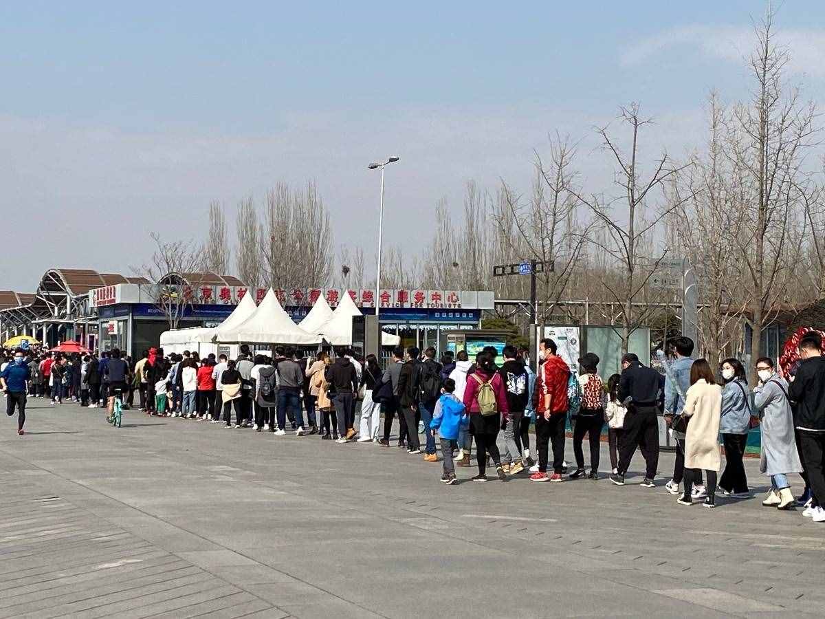 限流管控，奧森南門外現(xiàn)400米排隊(duì)長龍