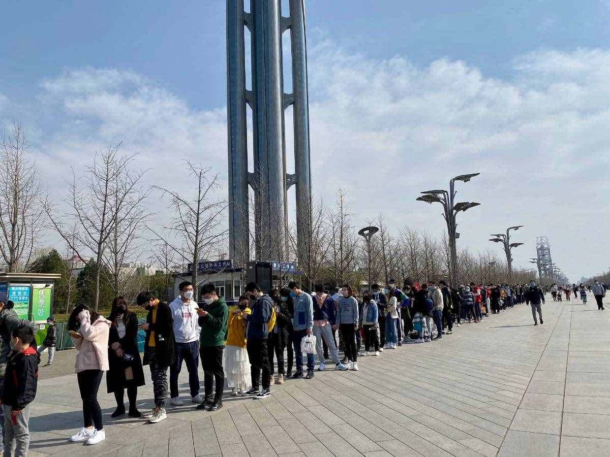 限流管控，奧森南門外現(xiàn)400米排隊(duì)長龍