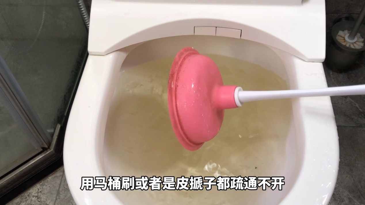 馬桶經(jīng)常堵塞？2種方法能快速疏通好，別白白花上百元請(qǐng)人通