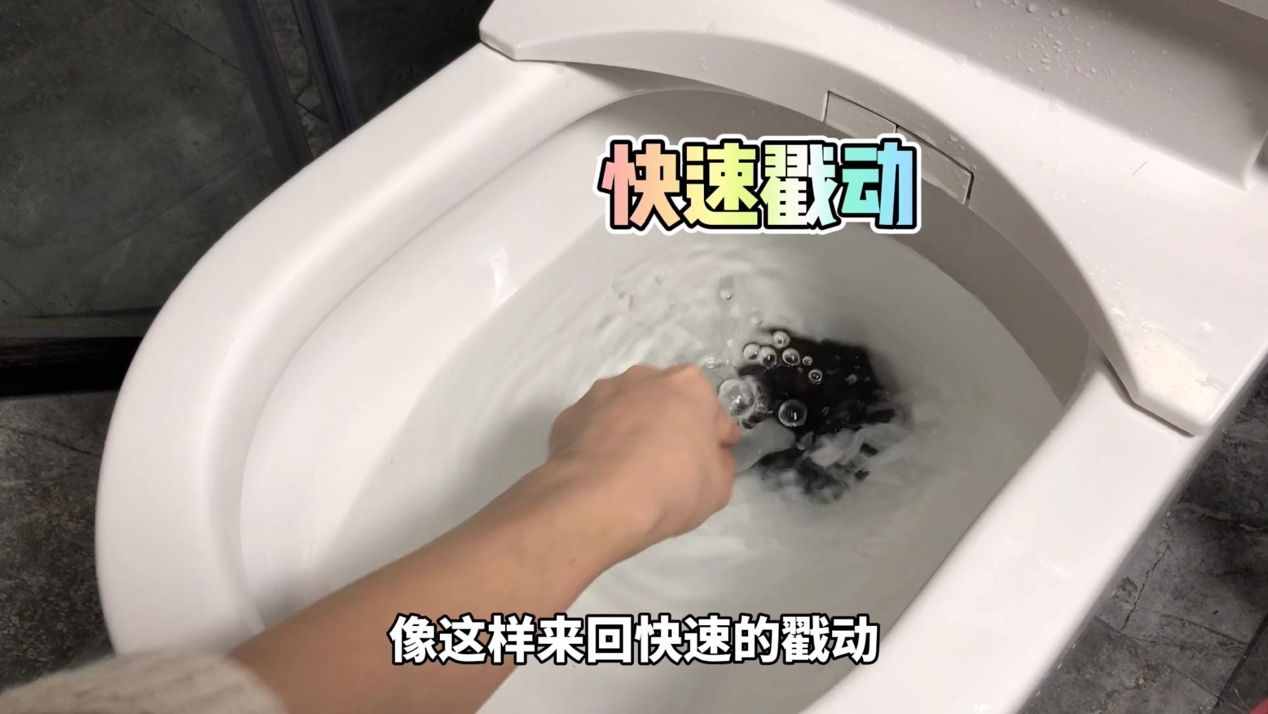 馬桶經(jīng)常堵塞？2種方法能快速疏通好，別白白花上百元請(qǐng)人通