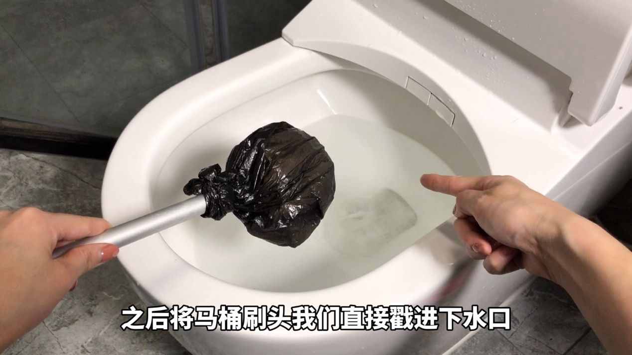 馬桶經(jīng)常堵塞？2種方法能快速疏通好，別白白花上百元請(qǐng)人通