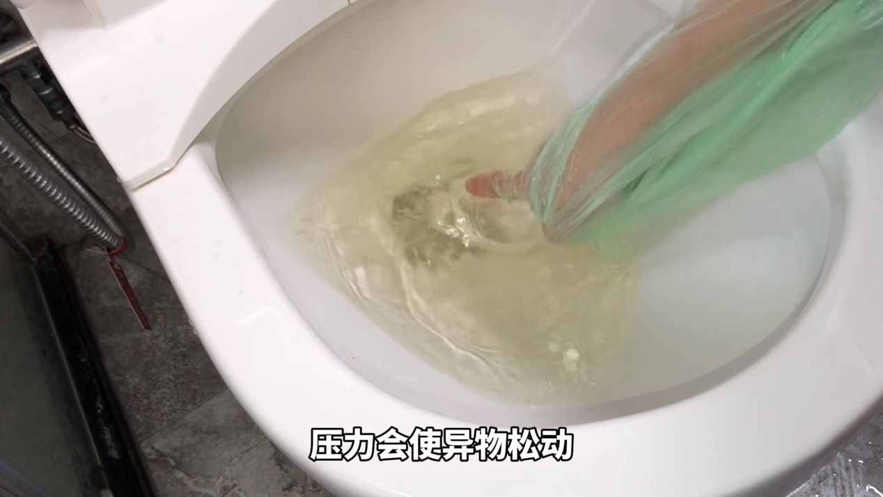 馬桶經(jīng)常堵塞？2種方法能快速疏通好，別白白花上百元請(qǐng)人通