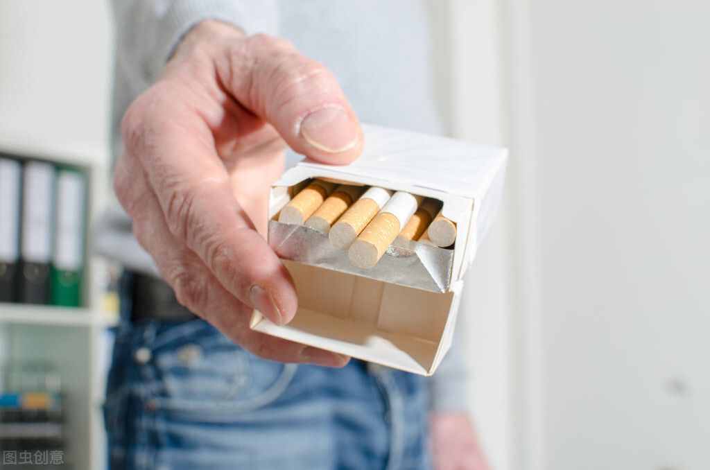 坐飛機能攜帶煙嗎？可以攜帶，但超過一萬支要申請許可