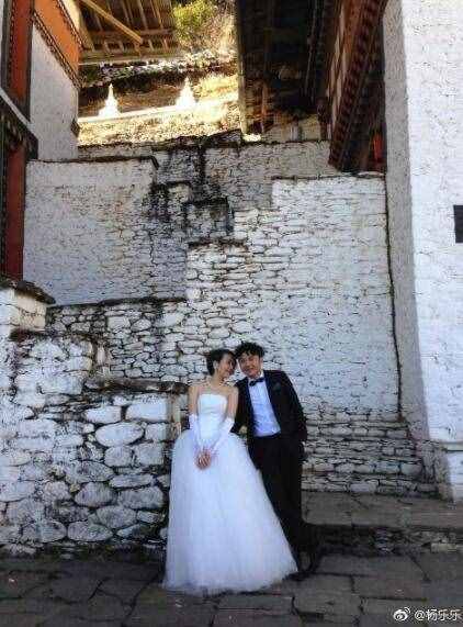 楊樂樂汪涵結(jié)婚11周年 罕見曬浪漫結(jié)婚照