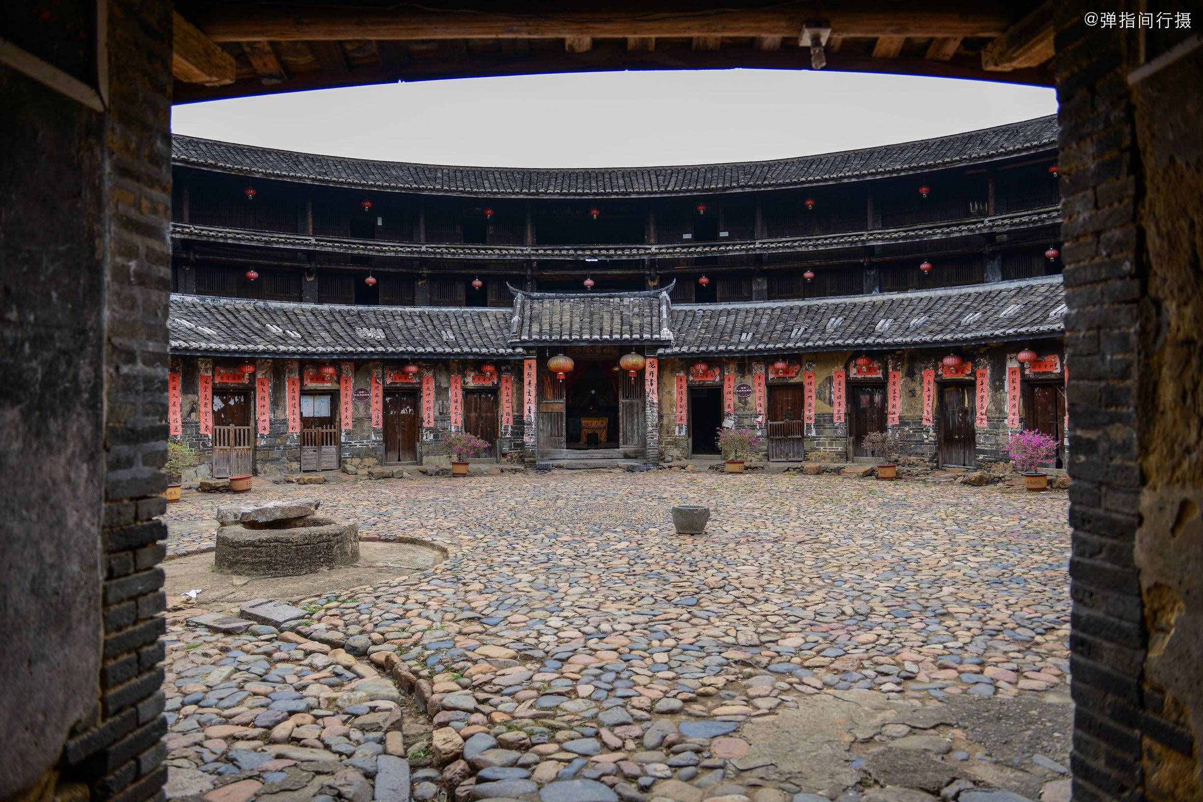 藏于廣東深山400年的客家圍屋，名叫花萼樓，游客：聽著有風(fēng)塵味