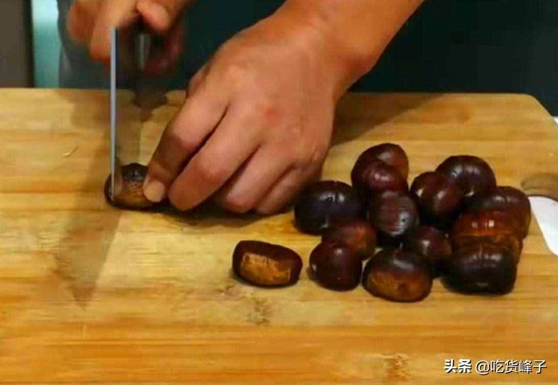 原來板栗殼難剝是用錯水，學會這個方法，去皮干凈不傷手