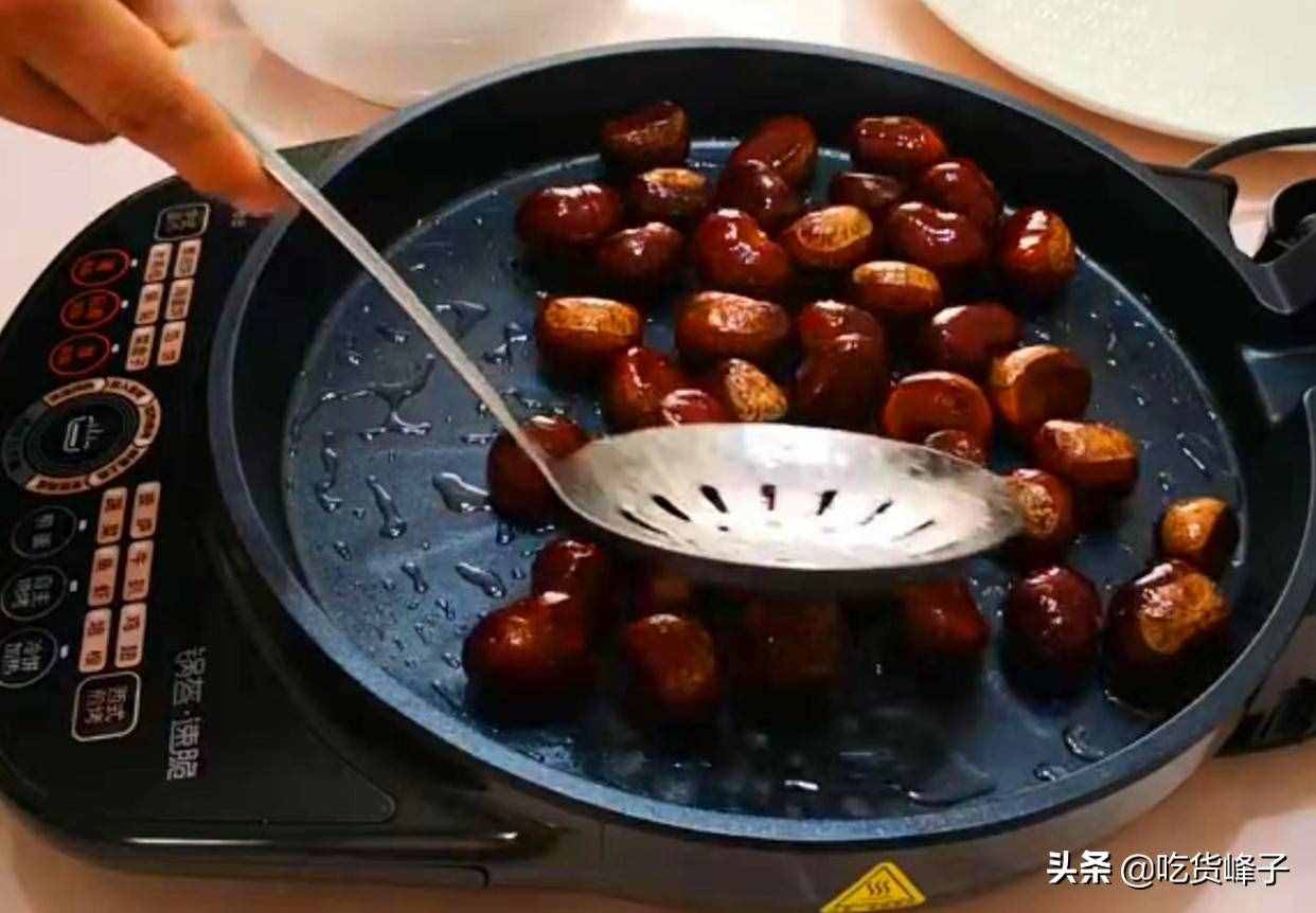 原來板栗殼難剝是用錯水，學會這個方法，去皮干凈不傷手