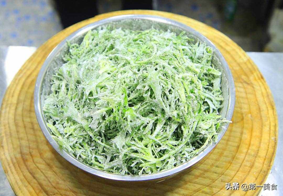 苦菊最好吃的做法，不炒不拌，一把面粉就搞定，軟嫩清香又去火