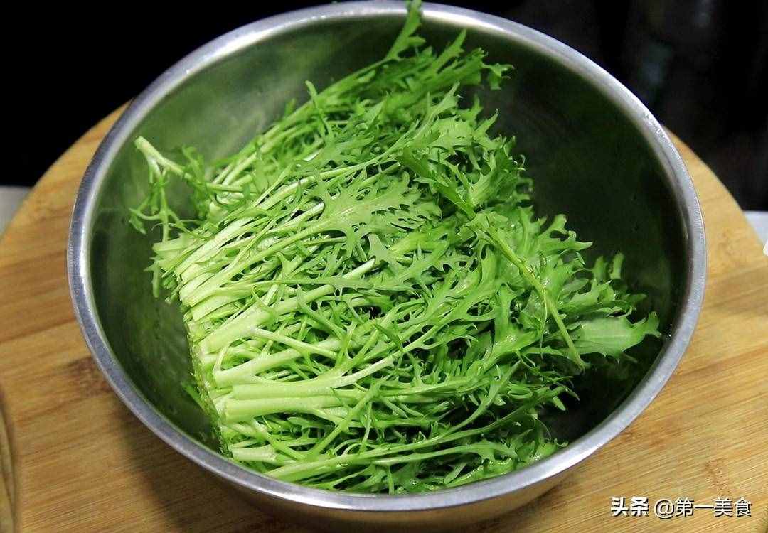 苦菊最好吃的做法，不炒不拌，一把面粉就搞定，軟嫩清香又去火