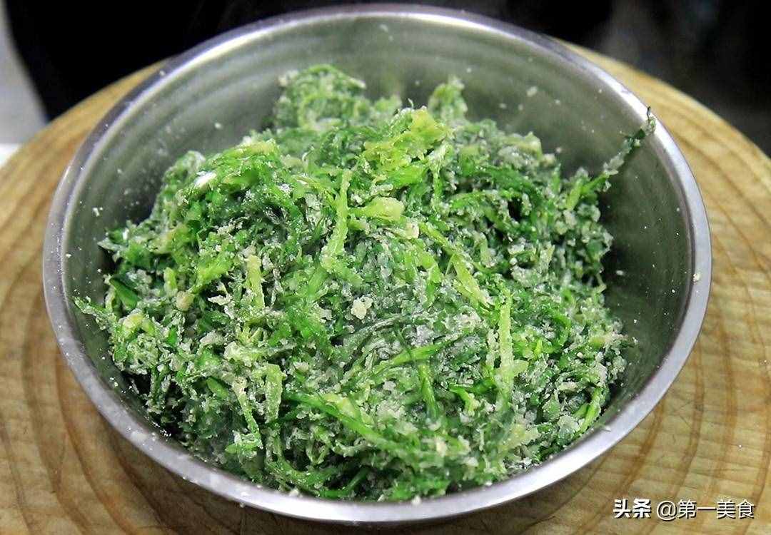 苦菊最好吃的做法，不炒不拌，一把面粉就搞定，軟嫩清香又去火