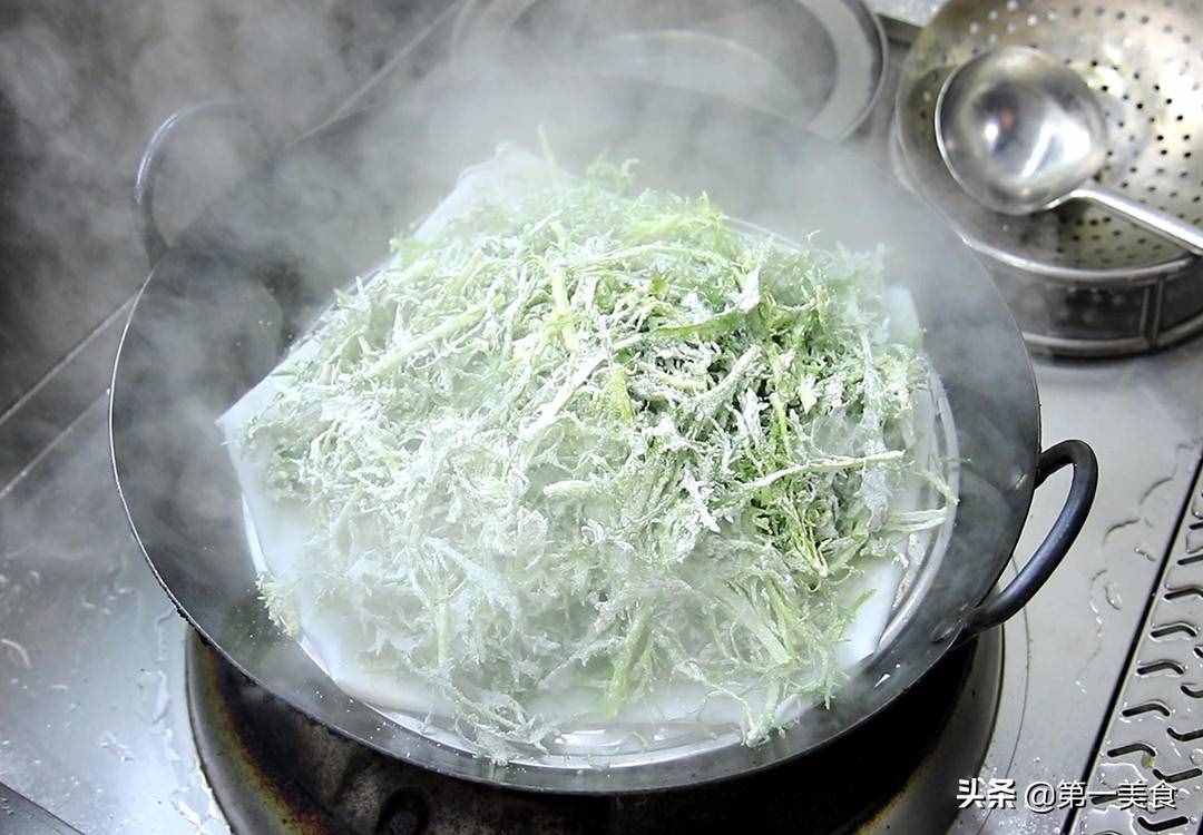 苦菊最好吃的做法，不炒不拌，一把面粉就搞定，軟嫩清香又去火