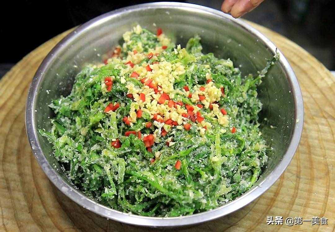 苦菊最好吃的做法，不炒不拌，一把面粉就搞定，軟嫩清香又去火