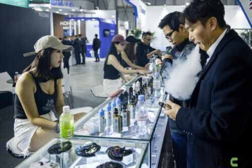 你以為電子煙就不是煙了？它的危害要當(dāng)心了