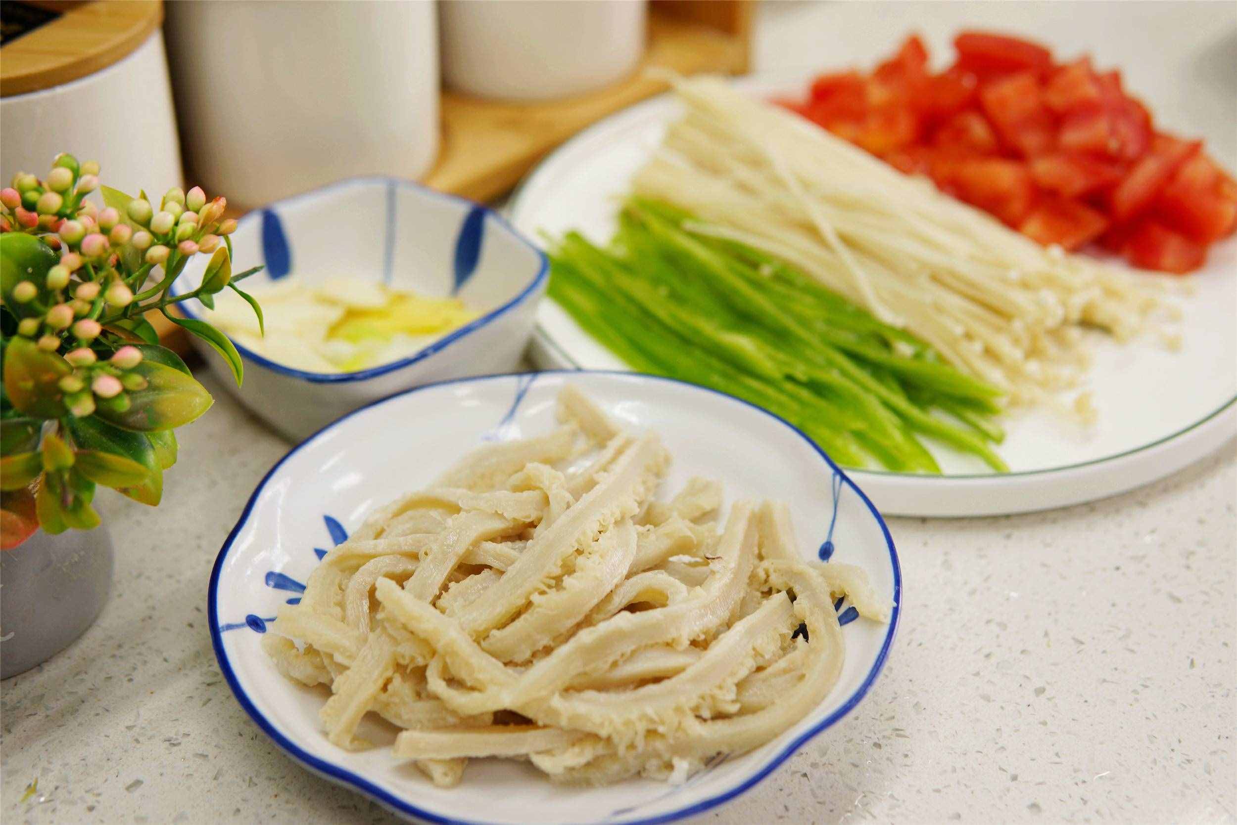 春節(jié)吃的油膩，教你做“酸辣肚絲湯”，酸辣開(kāi)胃，喝一次就忘不了