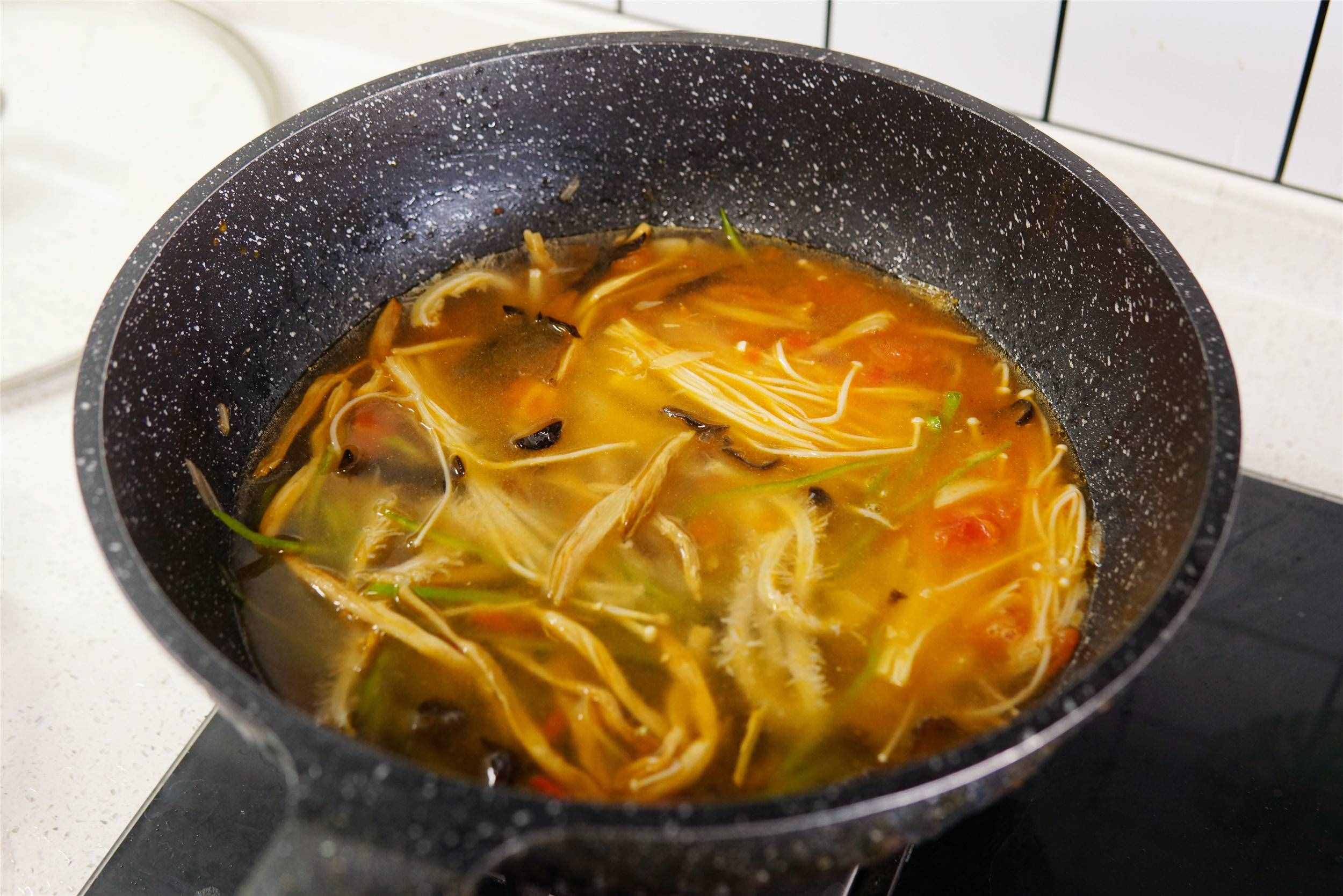 春節(jié)吃的油膩，教你做“酸辣肚絲湯”，酸辣開(kāi)胃，喝一次就忘不了