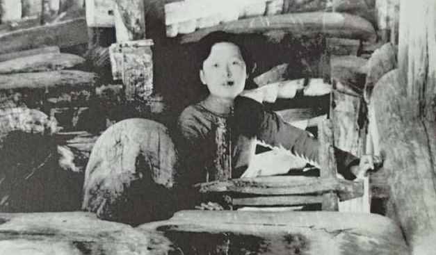 林徽因帶6歲女兒騎驢照曝光，一瞥一笑盡顯高貴，嫁給愛(ài)情的樣子
