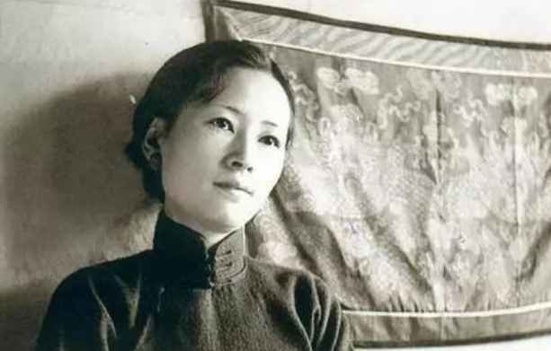 林徽因帶6歲女兒騎驢照曝光，一瞥一笑盡顯高貴，嫁給愛(ài)情的樣子