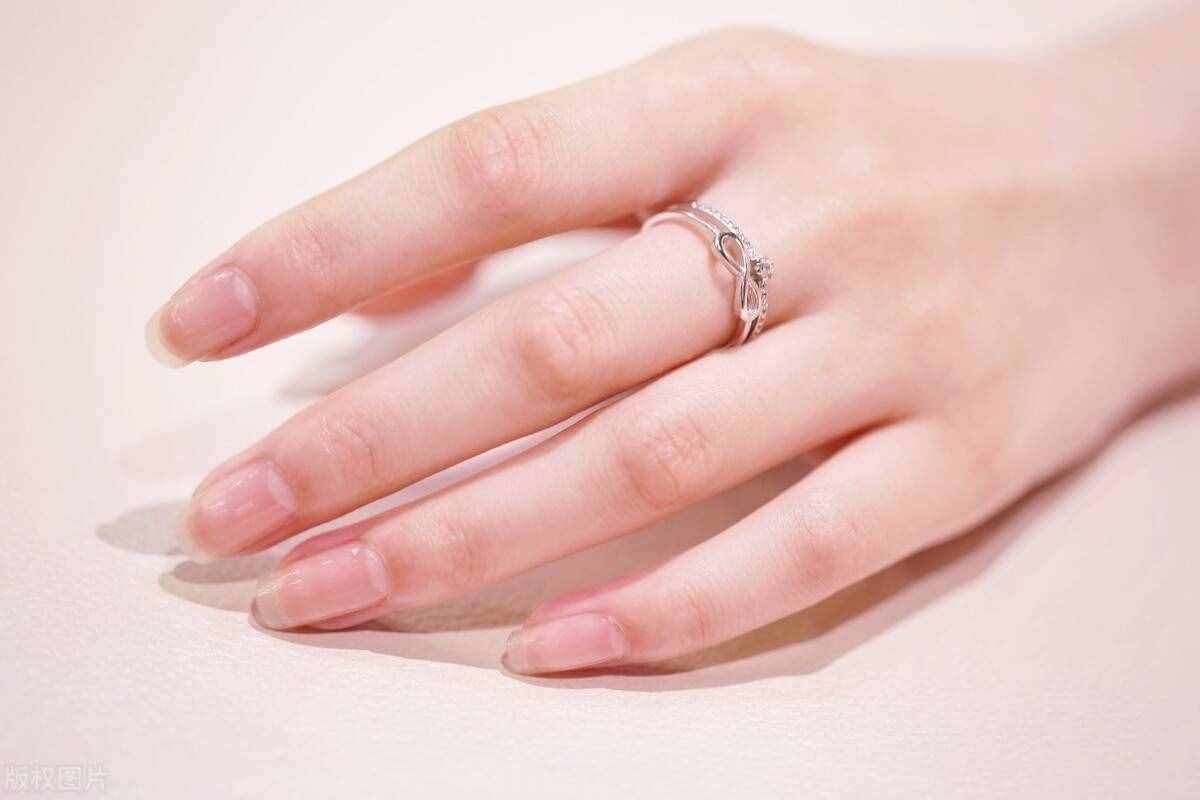 都知道戒指戴在無名指表示結(jié)婚了，那戴在中指是什么？