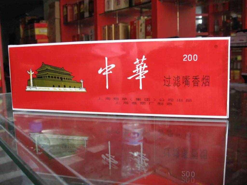硬中華80元一條、黃芙蓉王56元一條？長(zhǎng)沙一停車場(chǎng)成了假煙倉(cāng)庫(kù)