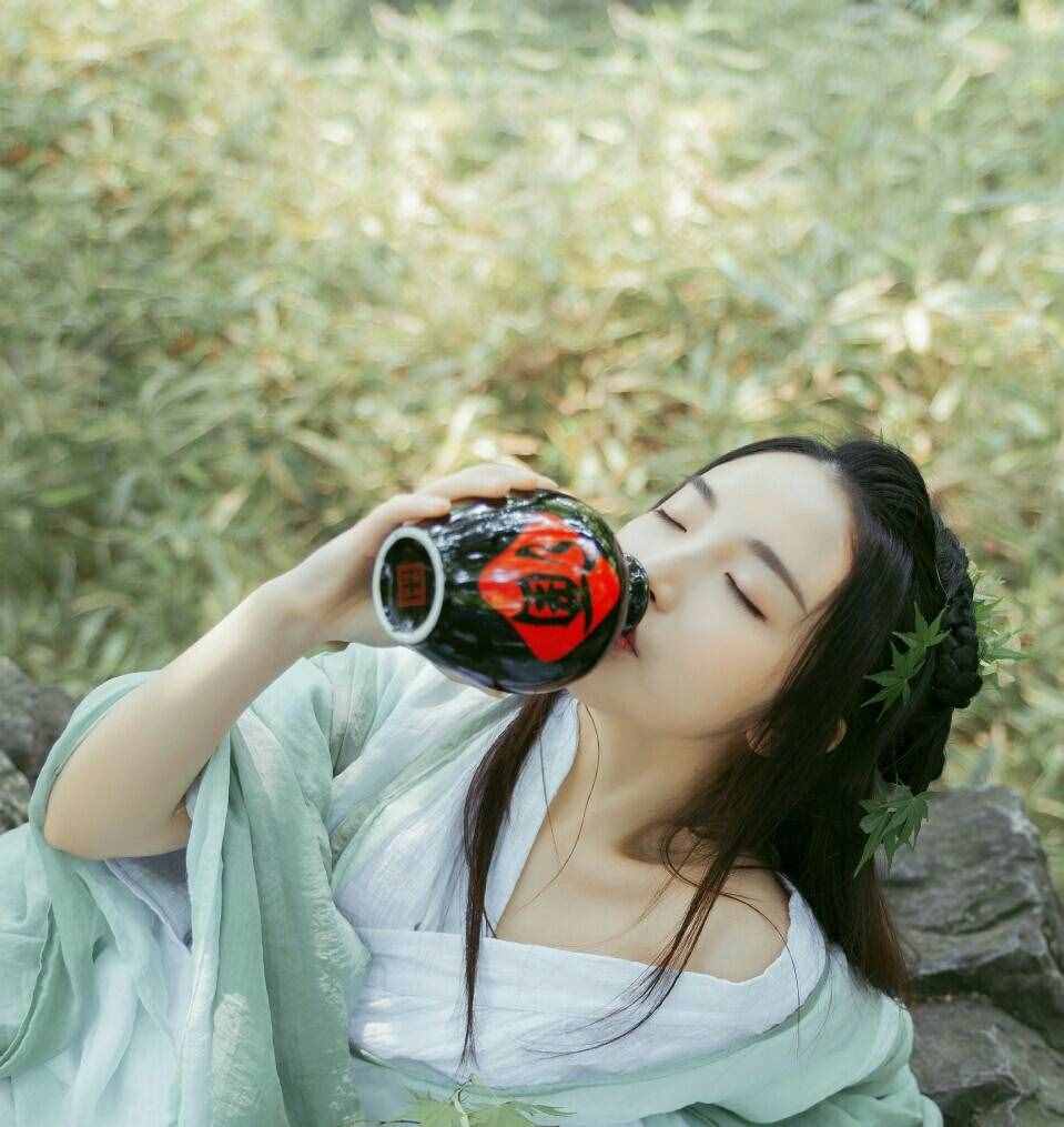 “今朝有酒今朝醉”的下一句是什么？整詩全白話，頹廢成千古絕唱
