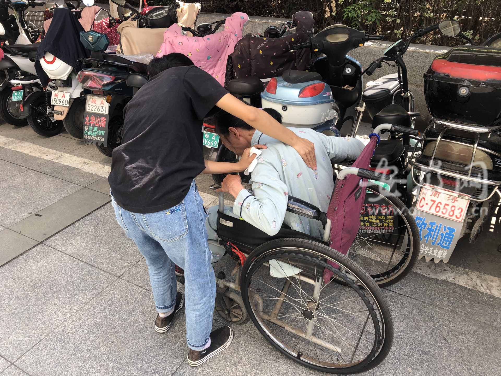 安慶單親女孩休學(xué)照顧媽媽三年又陷困境：研究生學(xué)籍將注銷(xiāo) 媽媽卻一刻離不開(kāi)人