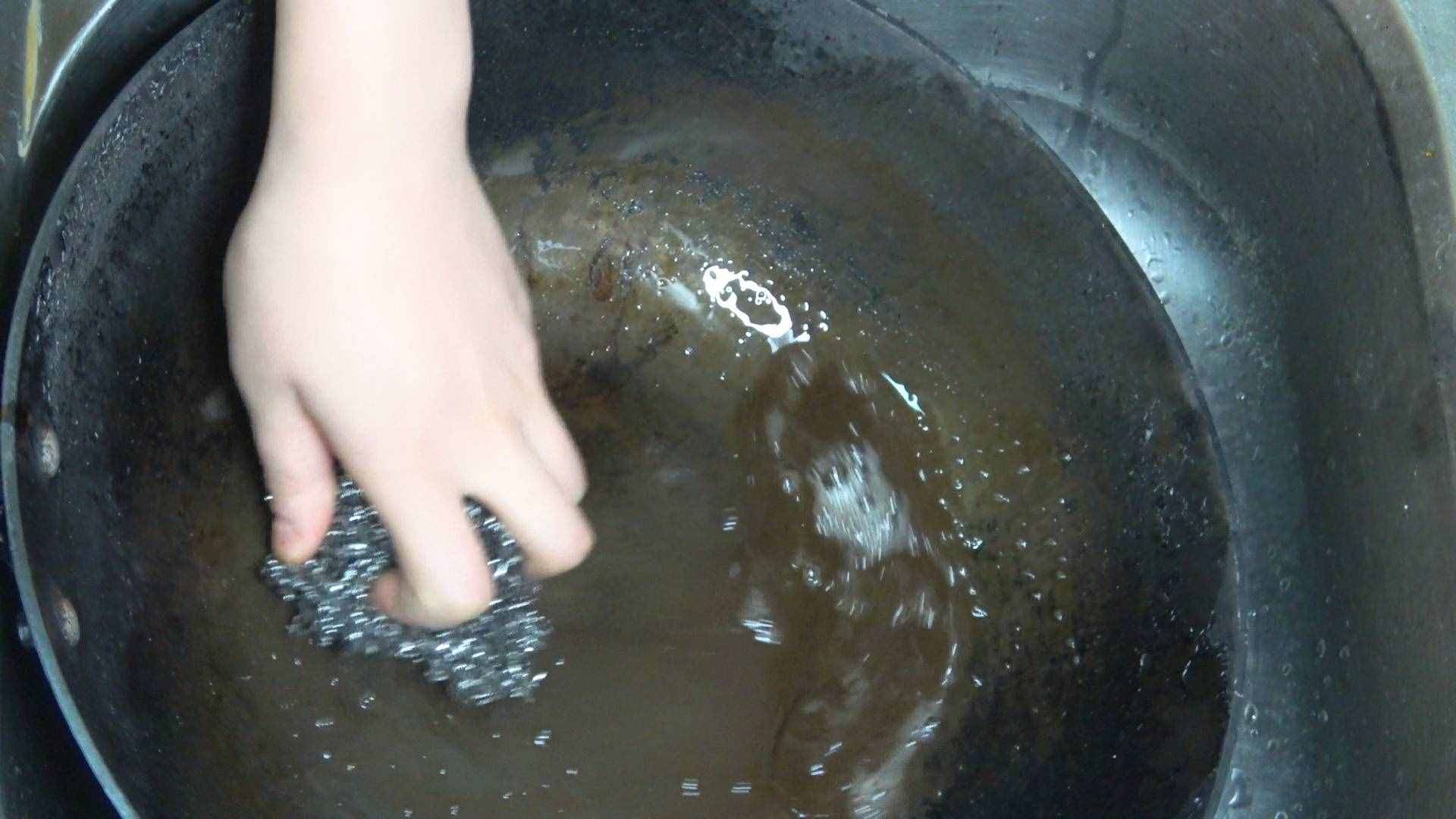 鐵鍋生銹了不要扔，大廚教你一招，輕松去銹，還不粘鍋，簡(jiǎn)單實(shí)用